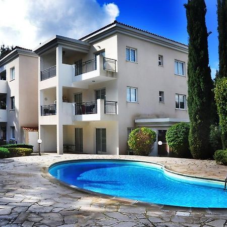 Poolside 2 Bedroom Apt, Paphos Riviera, Universal Area Екстериор снимка