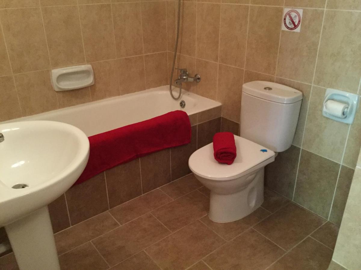 Poolside 2 Bedroom Apt, Paphos Riviera, Universal Area Екстериор снимка