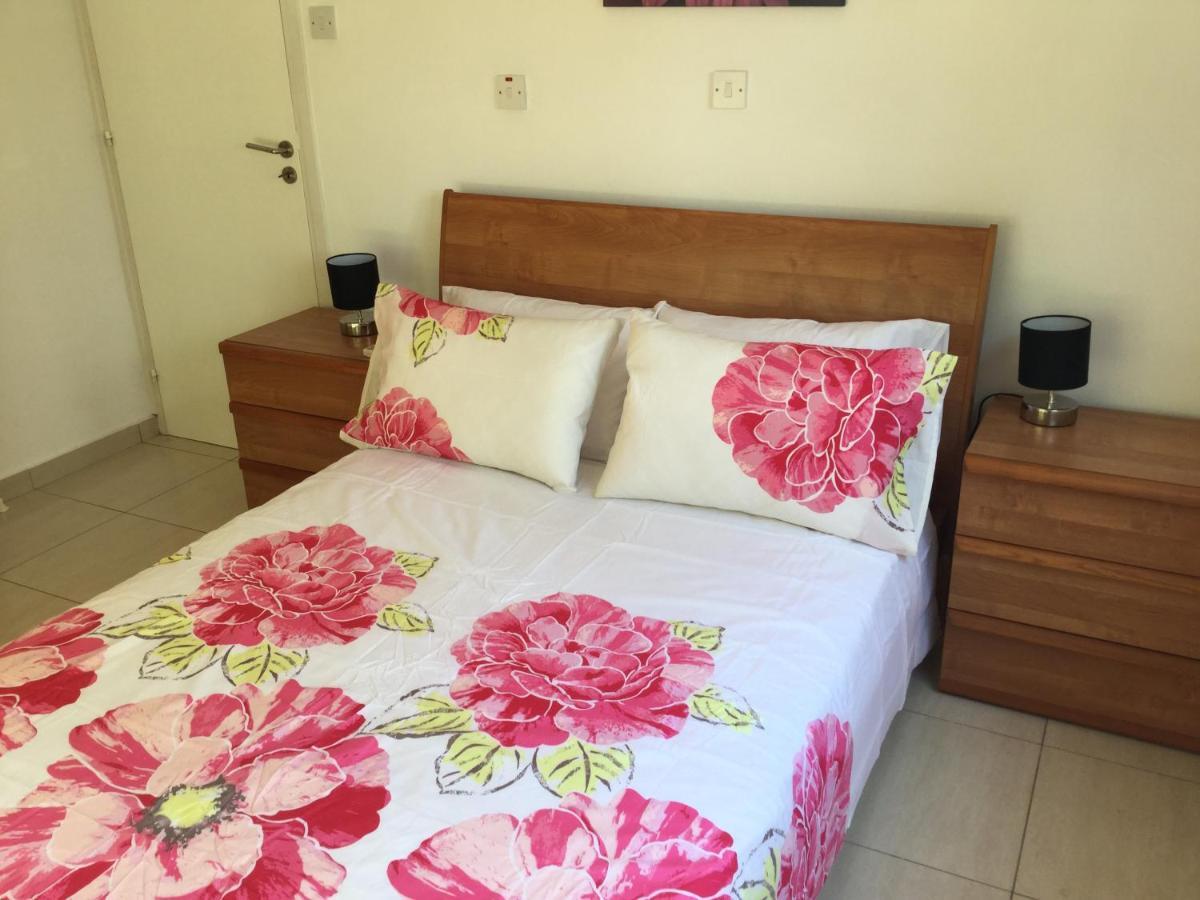 Poolside 2 Bedroom Apt, Paphos Riviera, Universal Area Екстериор снимка