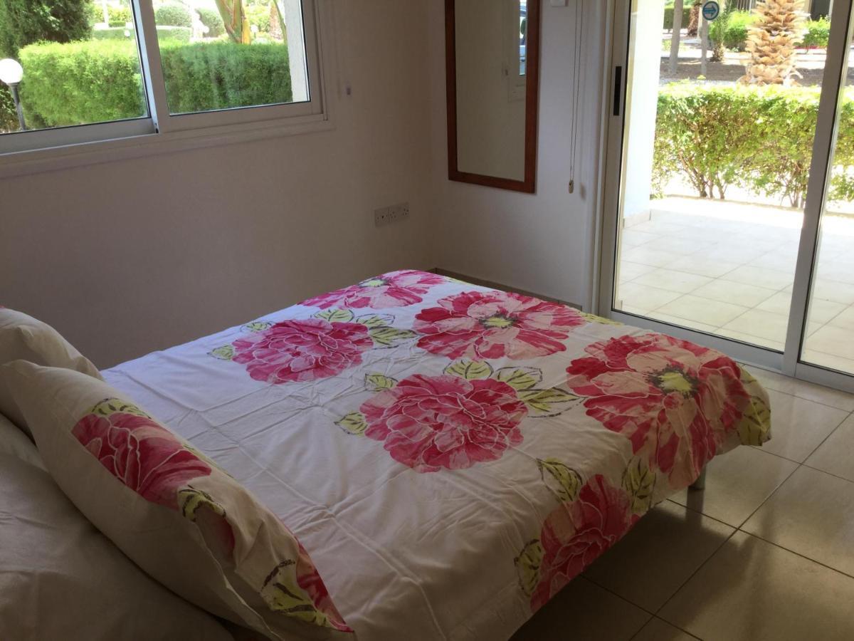 Poolside 2 Bedroom Apt, Paphos Riviera, Universal Area Екстериор снимка