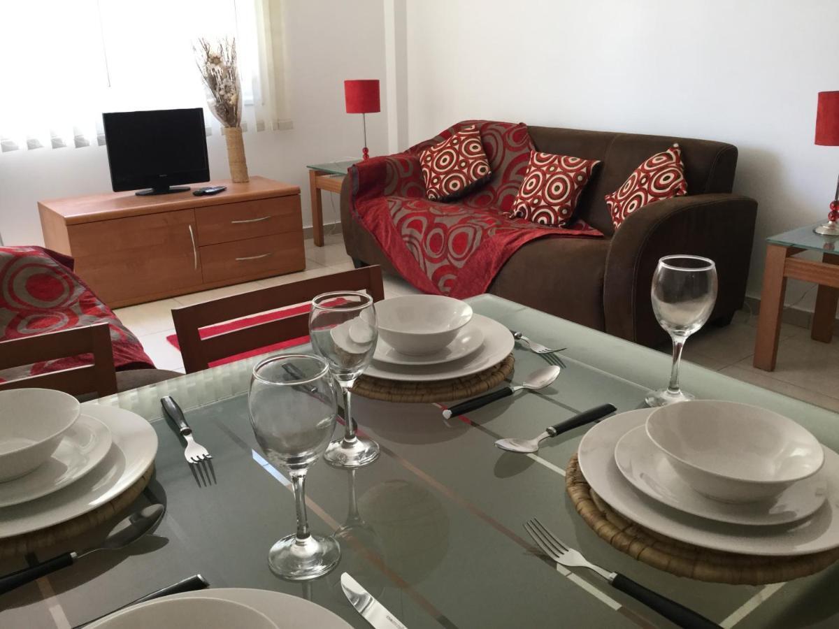 Poolside 2 Bedroom Apt, Paphos Riviera, Universal Area Екстериор снимка