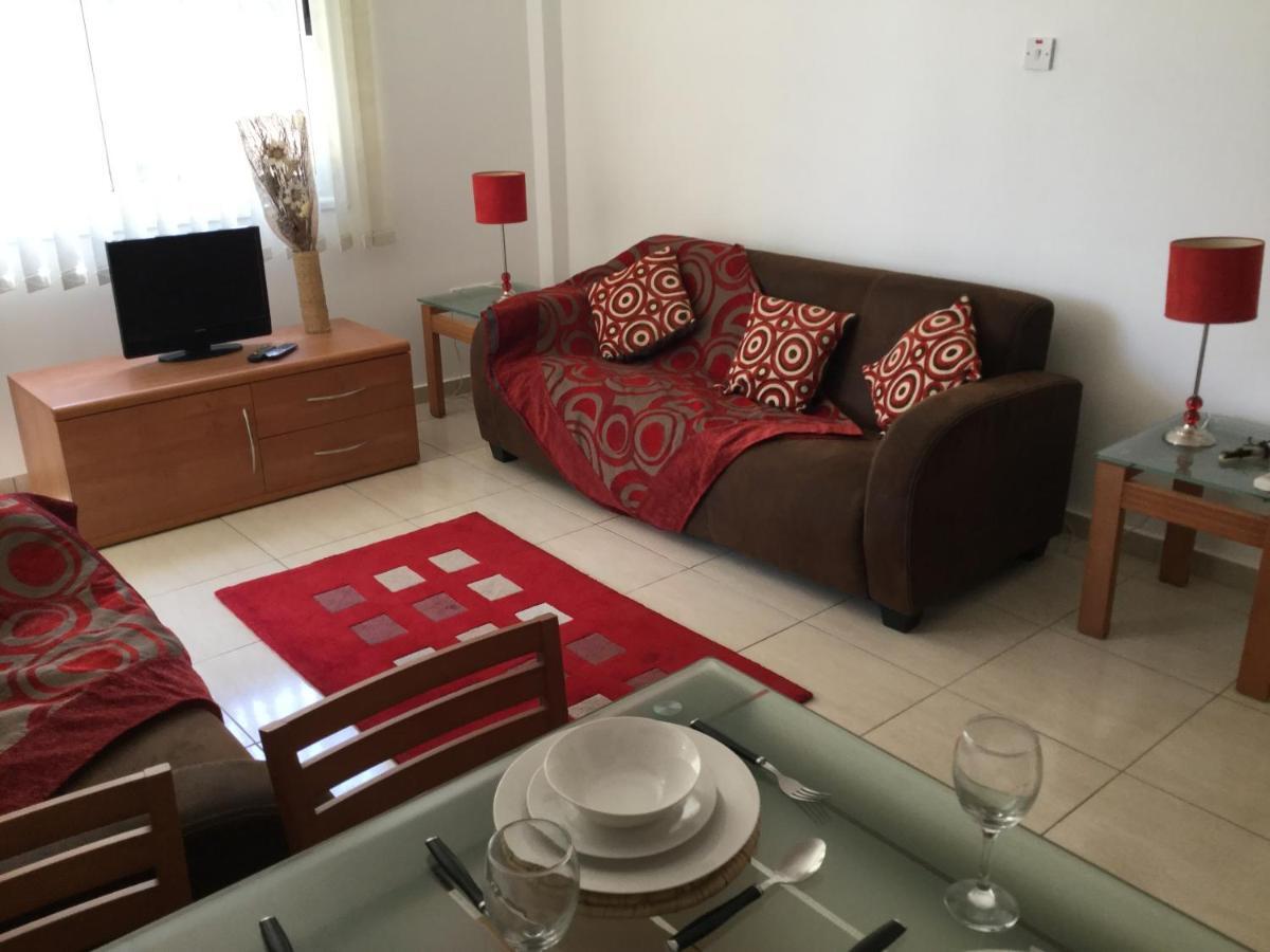 Poolside 2 Bedroom Apt, Paphos Riviera, Universal Area Екстериор снимка