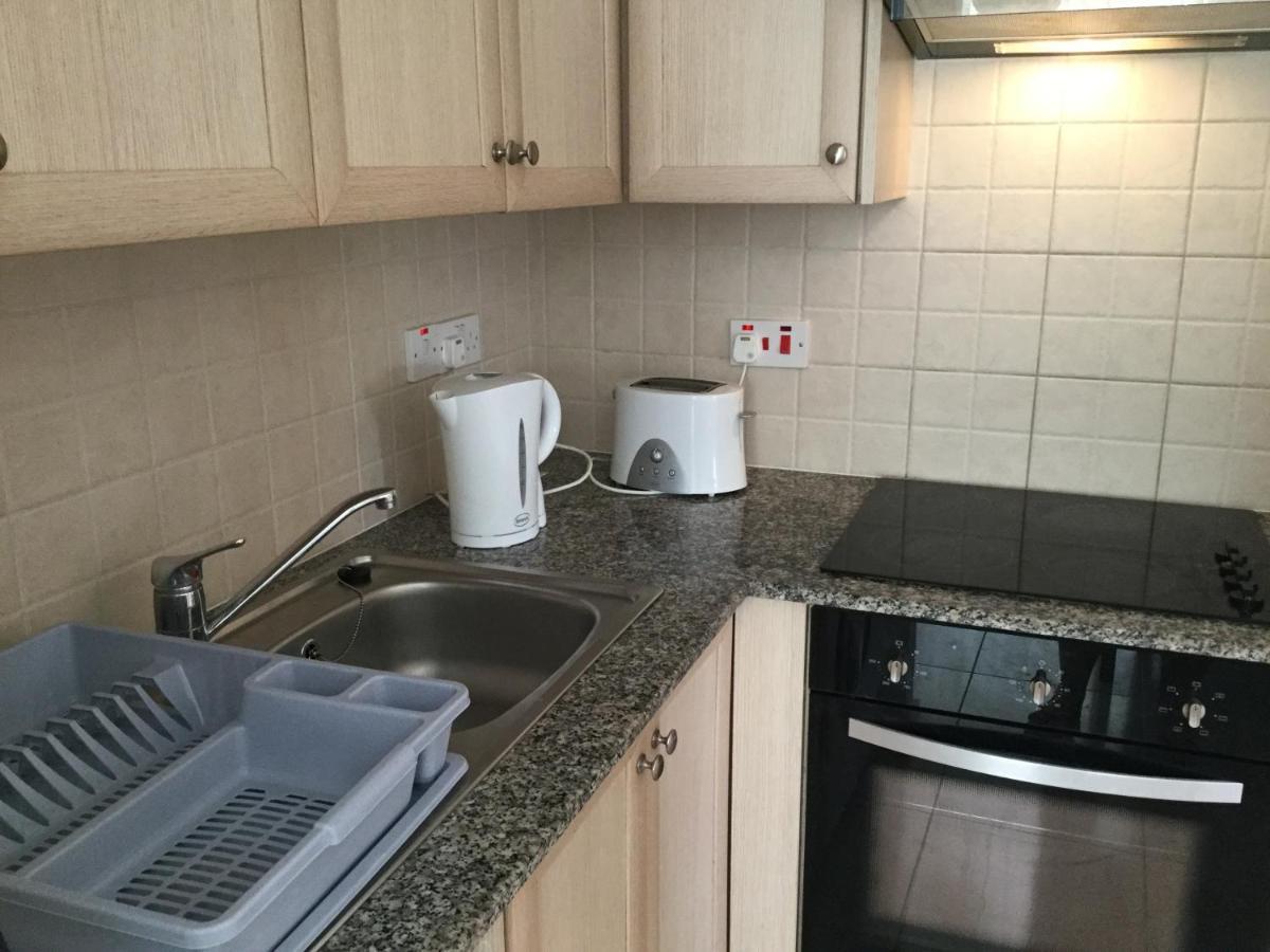 Poolside 2 Bedroom Apt, Paphos Riviera, Universal Area Екстериор снимка
