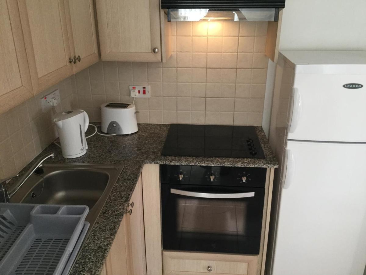 Poolside 2 Bedroom Apt, Paphos Riviera, Universal Area Екстериор снимка