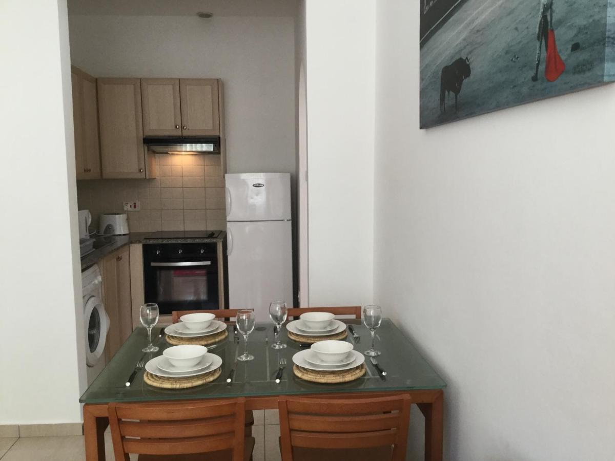 Poolside 2 Bedroom Apt, Paphos Riviera, Universal Area Екстериор снимка