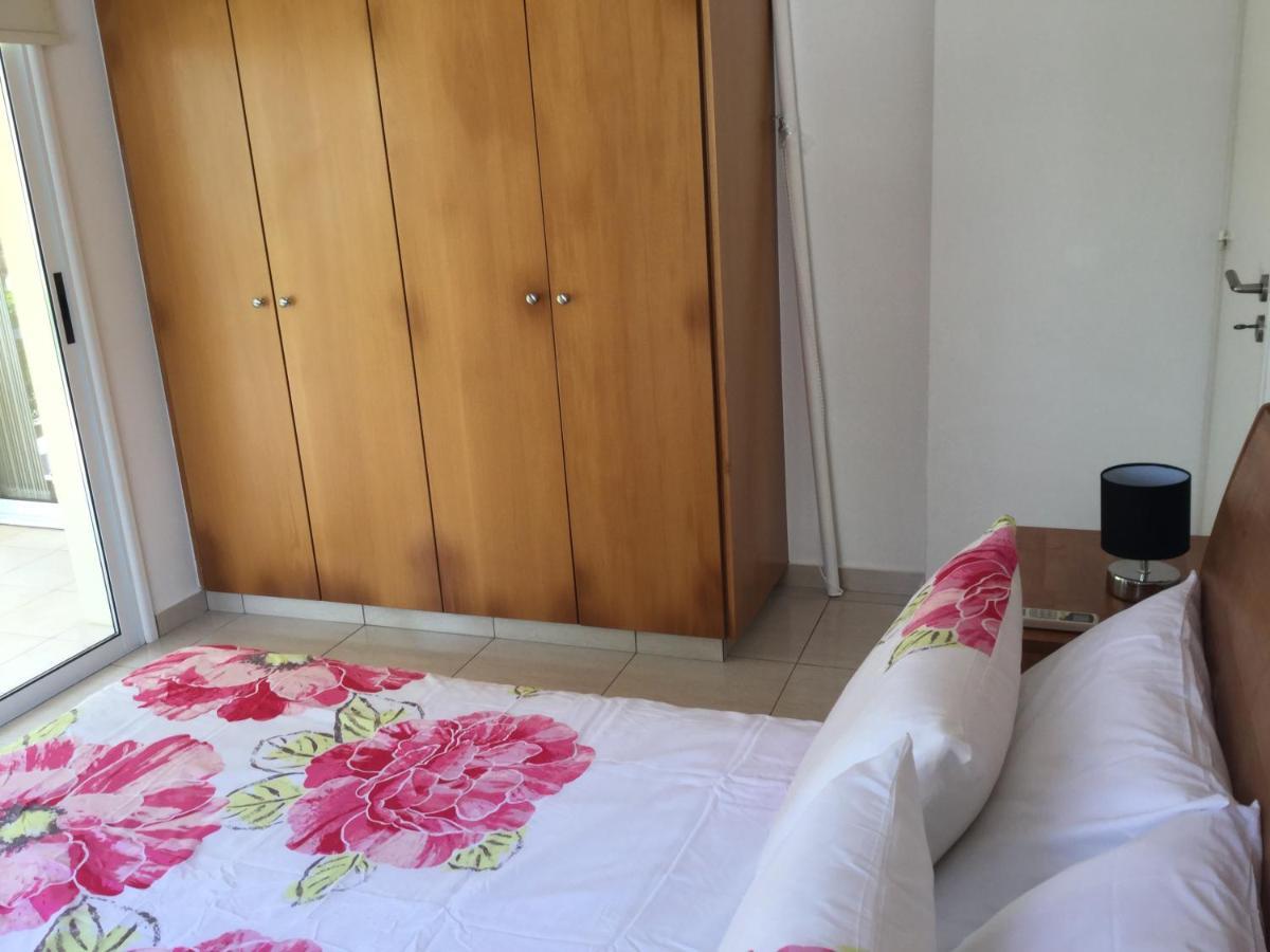 Poolside 2 Bedroom Apt, Paphos Riviera, Universal Area Екстериор снимка