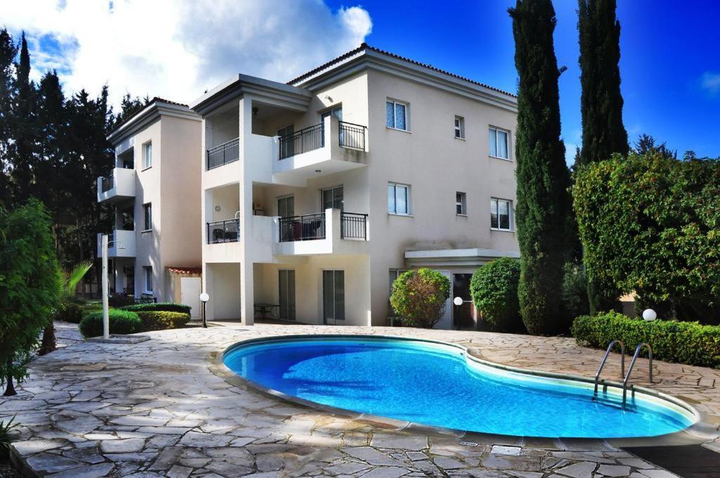 Poolside 2 Bedroom Apt, Paphos Riviera, Universal Area Екстериор снимка